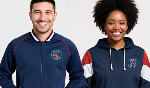 Um homem branco e uma mulher negra sorriem para a câmera vestindo jaquetas licenciadas junto ao PSG e desenvolvidas pela empresa Balboa.