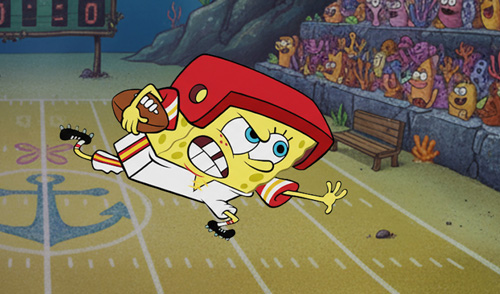 O personagem Bob esponja usa um capacete e carrega uma bola de futebol americano por um campo.